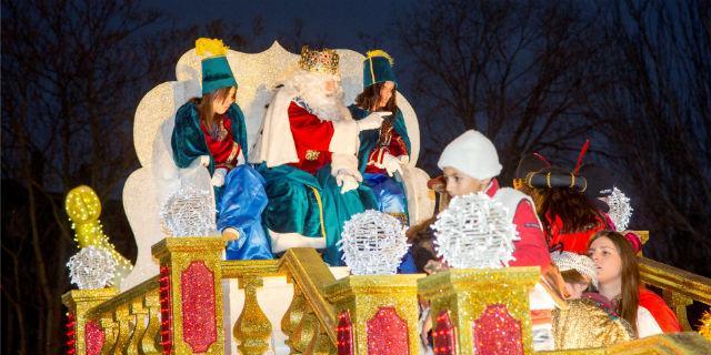 Los tres Reyes Magos reparten ilusión en la Cabalgata de Majadahonda