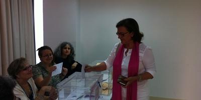 Carmen Madrigal vota en la Casa de la Cultura