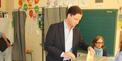 Borja Cabezón vota en el colegio Rosalía de Castro