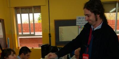 Juancho Santana (IU) vota en el colegio Francisco de Quevedo