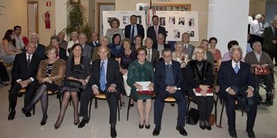 El centro de mayores de Majadahonda celebra las bodas de oro de trece parejas 