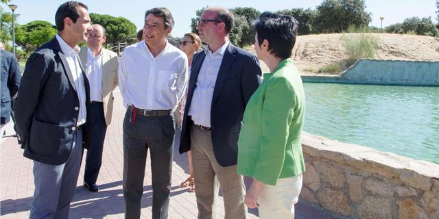 González comprueba el riego 'reciclado' de Majadahonda en el parque Felipe VI