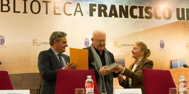 Juan José Armas Marcelo recoge el Premio Francisco Umbral de Majadahonda