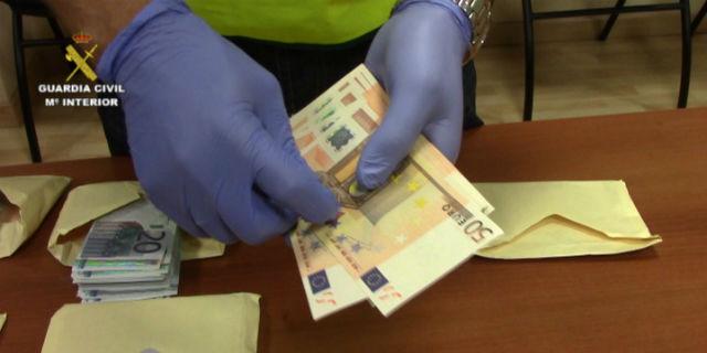 Detenido en Majadahonda un hombre por estafar con el timo de los “billetes tintados”