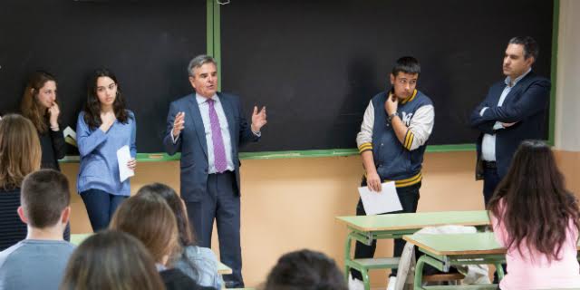 Estudiantes realizan prácticas como parte del programa 4ºESO+Empresa