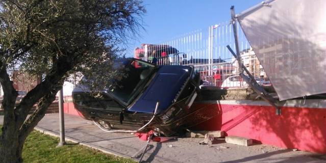 Un coche se estrella contra la fachada del Cerro del Espino