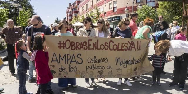 Manifestación para solicitar obras en los colegios