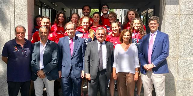 El Alcalde recibe al equipo femenino de Rugby Majadahonda tras ganar la Copa de la Reina