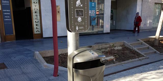 La Gran Vía de Majadahonda estrena nuevas papeleras con ceniceros