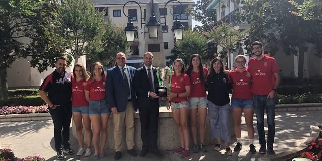 El alcalde recibió al equipo femenino de Rugby 7, ganadoras de la Copa Reina