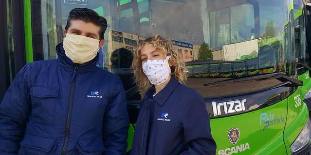 Vecinos de Majadahonda y Villanueva de la Cañada confeccionan mascarillas de tela para los conductores de autobús