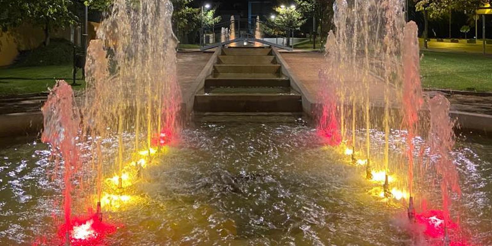 Majadahonda iluminó las fuentes con los colores de la bandera de España por el 12 de octubre