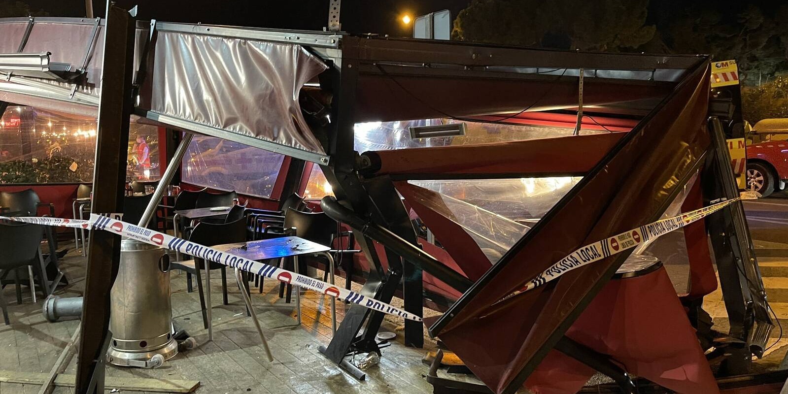 Tres heridos al empotrarse un coche contra la terraza del Restaurante La Bodeguita de Majadahonda