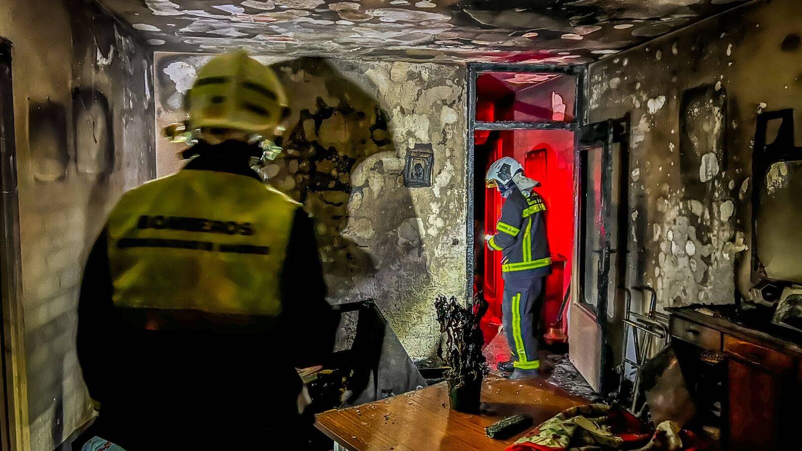 Un incendio en la calle de San Andrés de Majadahonda deja una mujer herida y obliga a desalojar un edificio 