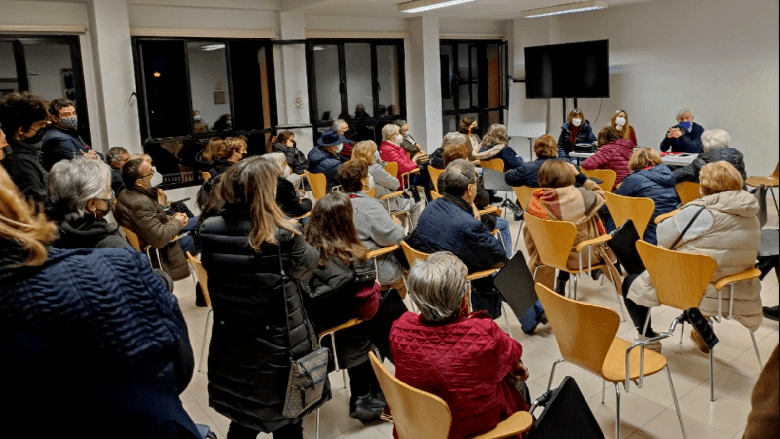 El PSOE celebra una reunión con vecinos para aunar posturas y exigir el arreglo urgente de la piscina de Huerta Vieja