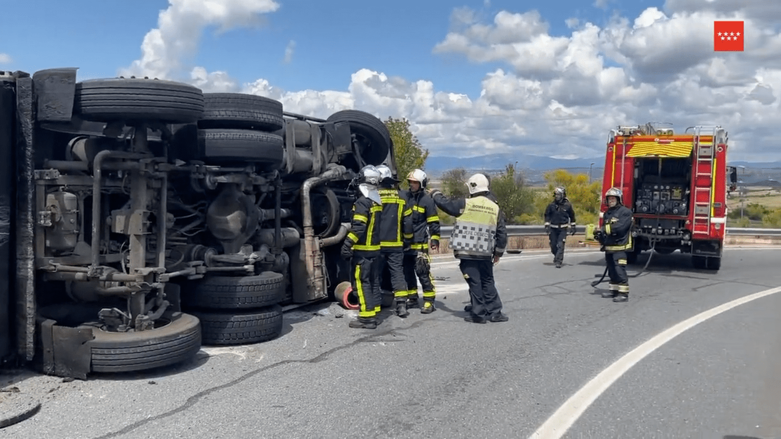 Herido leve el conductor de un camión de basura al volcar en el cruce de la M-50 con la M-509 en Majadahonda