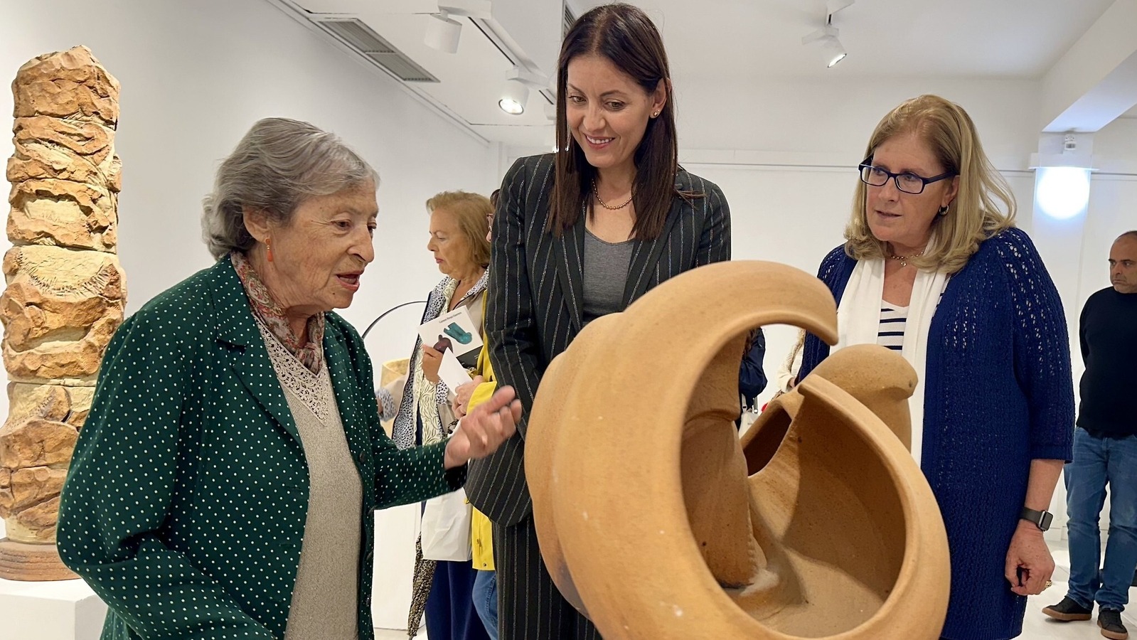 Carmen Perujo presenta su obra en la Casa de la Cultura "Carmen Conde" de Majadahonda