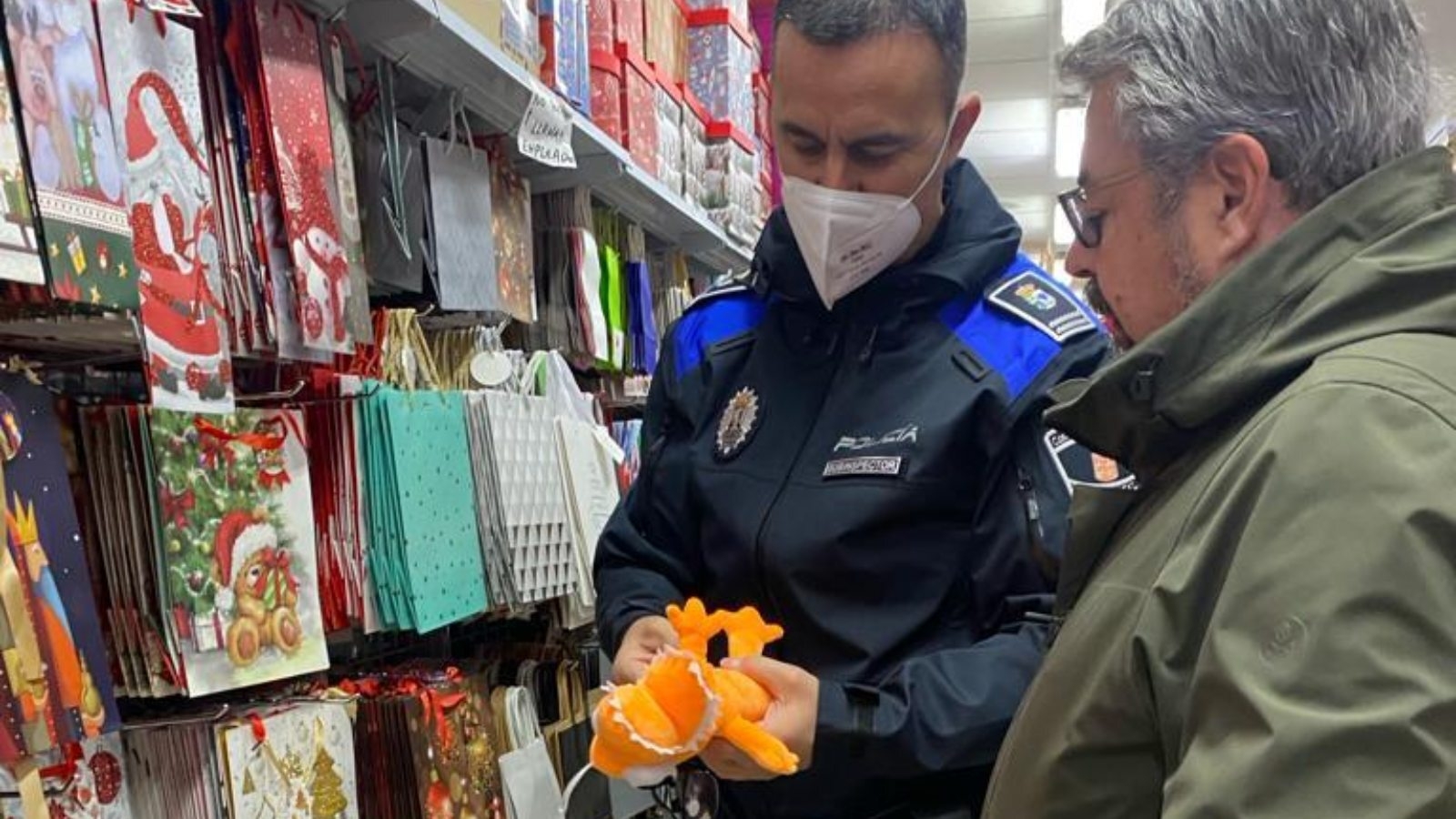 La Policía Local de Majadahonda verifica la seguridad de los juguetes vendidos en el municipio