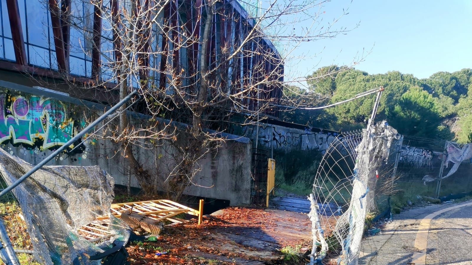 La oposición pide una mesa de diálogo para buscar soluciones al edificio en ruinas frente a la estación