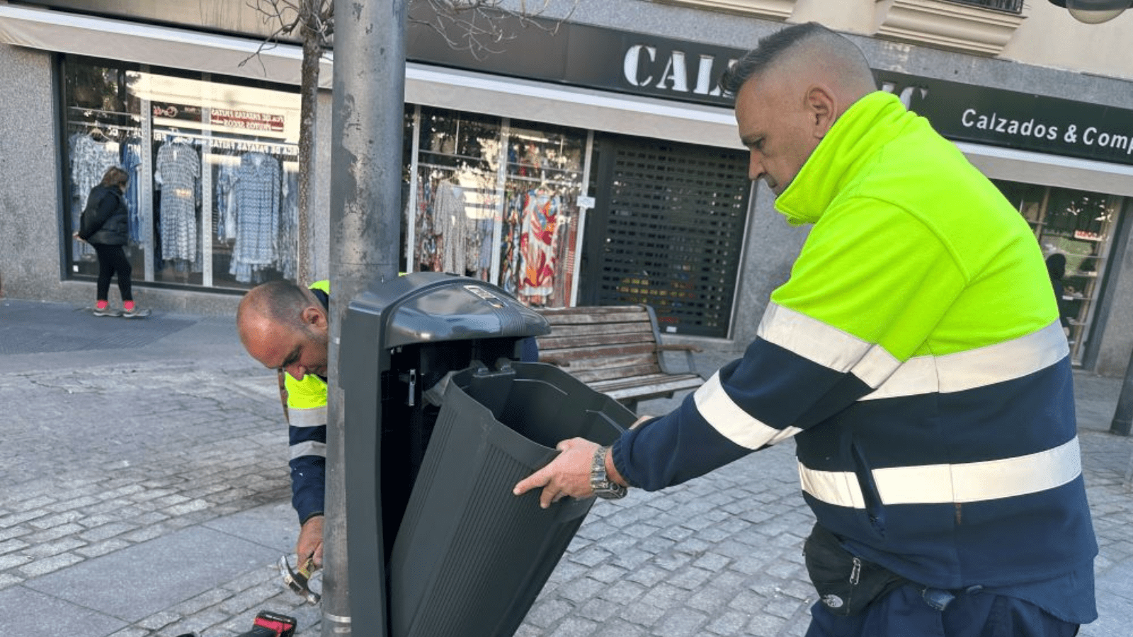 El Ayuntamiento renueva más de 1.600 papeleras de las calles del municipio