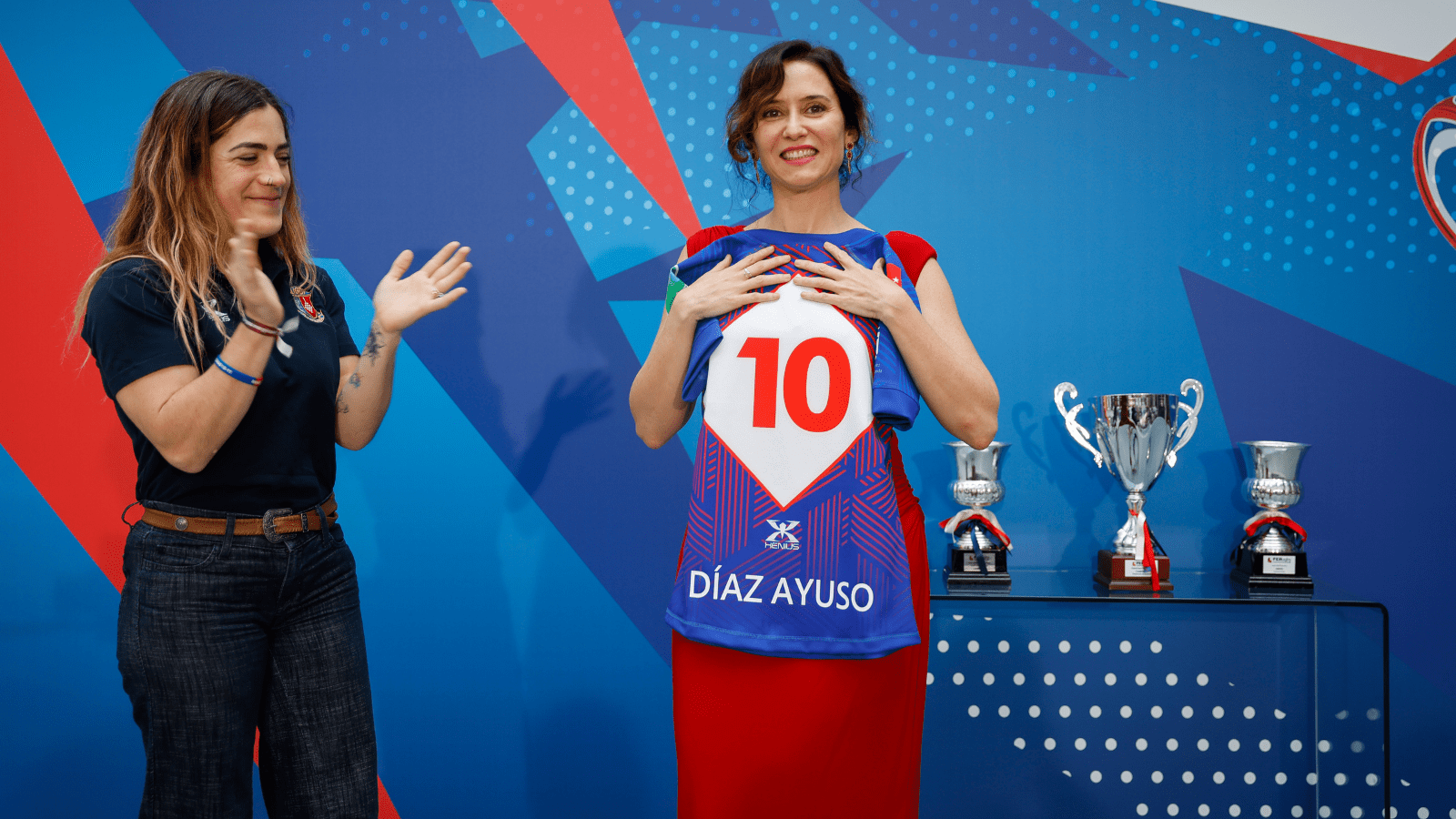 Ayuso felicita al equipo femenino de rugby de Majadahonda