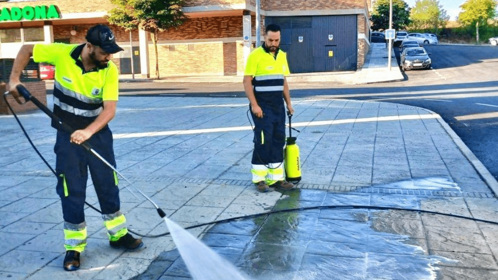 Majadahonda implementa un nuevo sistema de limpieza para las aceras y las zonas peatonales