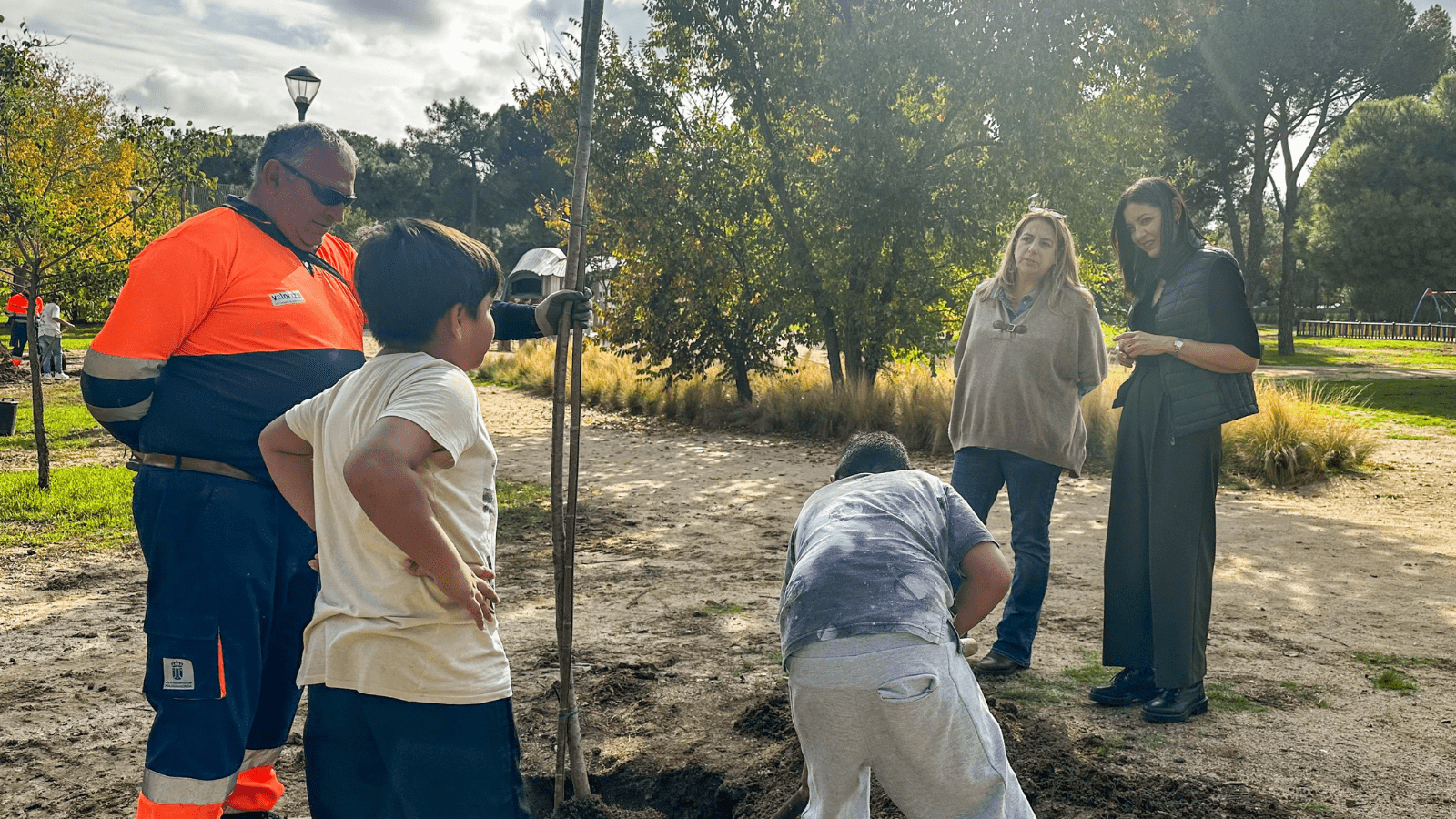 Los escolares de Majadahonda plantan árboles en el Parque Cerro del Aire para fomentar el medioambiente